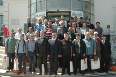 <font face="arial,helvetica,sans-serif" size="2">Hendek belediyesinin bor&ccedil; i&ccedil;inde y&uuml;zd&uuml;ğ&uuml; s&ouml;ylentilerine de cevap  veren Başkan İnci, &ldquo;Belediyemizin t&uuml;m bor&ccedil;larının toplamı 26 milyon 500  bin TL. piyasaya ise 1 milyon 500 bin TL borcu var. Bug&uuml;n sadece  Bayraktepe tesislerini satsak bu borcu kapatırız. Bu borcun b&uuml;y&uuml;k bir  kısmını da vergi ve sigorta primleri oluşturuyor. Ben bu borcu  &ouml;demiyorum &ccedil;&uuml;nk&uuml; İstanbul&rsquo;daki hi&ccedil;bir belediye bu borcu &ouml;demiyor. Ben  Hendek belediyesi olarak okul yapıyorum, eğitim enstit&uuml;s&uuml; yapıyorum.  Bunları vergiden d&uuml;şsek yaklaşık 11 milyon TL yapar. Geriye kalan 15  milyon 500 bin TL borcu da sadece Bayraktepe tesislerini satarak  karşılayabiliriz. &Uuml;stelik bu borcun &ccedil;oğu benim d&ouml;nemimden &ouml;nce kalan  bor&ccedil;lar. Biz belediye olarak her t&uuml;rl&uuml; işimizi kendimiz yapıyoruz.  Kilitli parkeden, betona, ara&ccedil;ların tamirinden eğitimi her işimizi  kendimiz yapabiliyoruz&rdquo; diyerek, Hendek&rsquo;in borcunu a&ccedil;ıkladı.</font>
