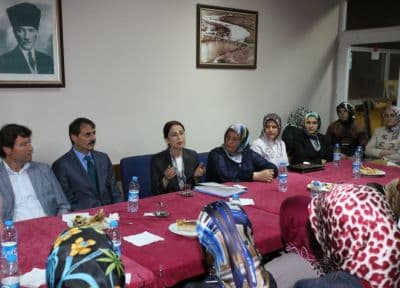 <font face="arial,helvetica,sans-serif" size="2">Serdivan Belediye  Başkanı Yusuf Alemdar ise Serdivan&rsquo;ın Sakarya&rsquo;da bir marka olduğunu  belirterek, yapılan hizmetleri g&ouml;rmeye T&uuml;rkiye&rsquo;den bir&ccedil;ok belediyenin  Serdivan&rsquo;a geldiğini s&ouml;yledi. Başkan Alemdar, &quot;&Ouml;rnek projelere imza  attık. Bize &ccedil;ok hayal kuruyorsunuz dediler. R&uuml;ya g&ouml;r&uuml;yorsunuz dediler.  Ama biz bunları ger&ccedil;ekleştirdik. Hi&ccedil;bir zaman yapamayacağımız işi vaat  etmedik. Daha ge&ccedil;tiğimiz hafta İstanbul&rsquo;dan bir il&ccedil;e belediyesi  yaptığımız tematik parkları incelemeye geldi. Projelerini verdik&quot; dedi.<br /><br />Milletvekili  Ayşenur İslam ve Serdivan Belediye Başkanı Yusuf Alemdar, Aralık  mahallesinde son olarak asker uğurlama programına giderek, askere  gidecek gen&ccedil;leri tebrik ettiler.</font>