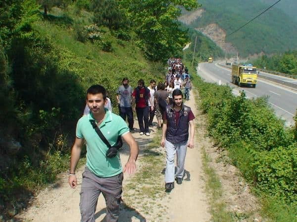 SAÜ'lü öğrenciler piknikte Roma mezarı buldu