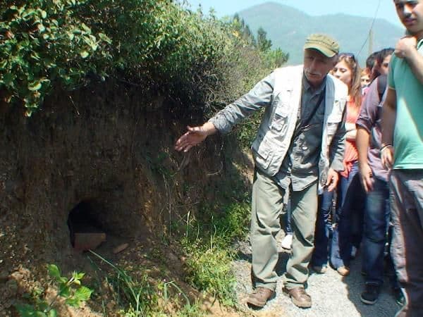 SAÜ'lü öğrenciler piknikte Roma mezarı buldu