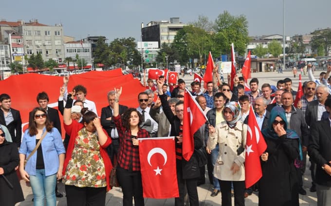 Adapazarı'nda ülkücüler Kent Meydanı'na yürüdü