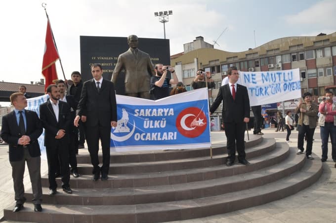 Adapazarı'nda ülkücüler Kent Meydanı'na yürüdü