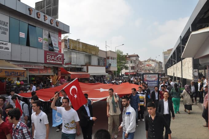 Adapazarı'nda ülkücüler Kent Meydanı'na yürüdü