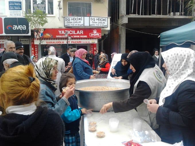 Atatürk anıtı önünde açılan kermese tepki