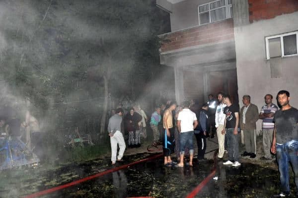 Cenaze evinde yakılan ateş samanlık ve ahırı kül etti