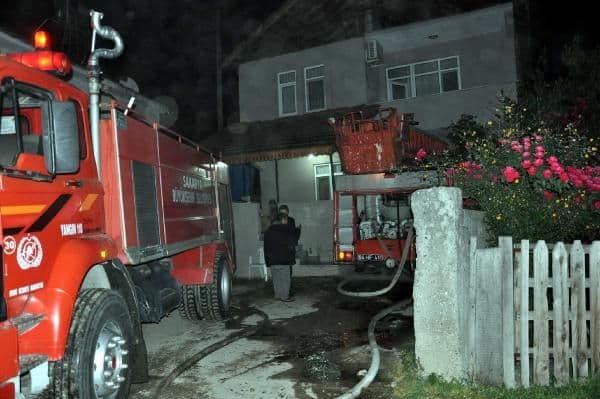 Cenaze evinde yakılan ateş samanlık ve ahırı kül etti