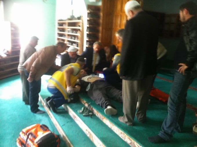 Camide namaz kılarken kalp krizi geçirdi