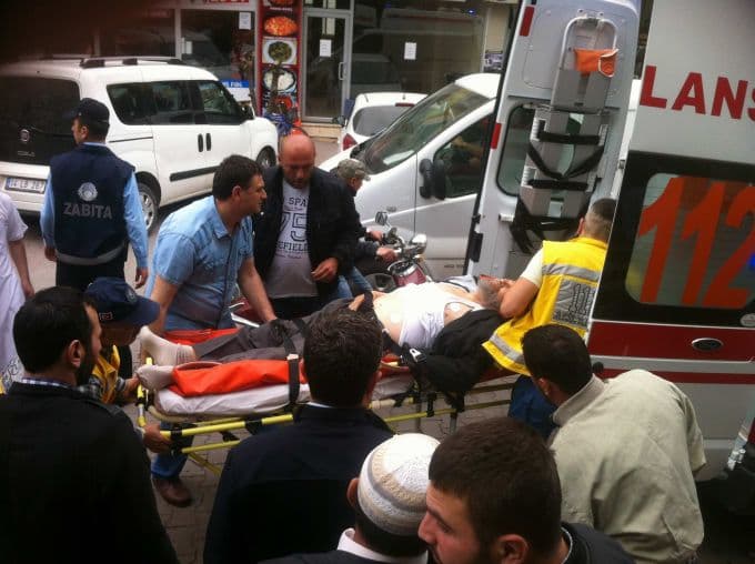 Camide namaz kılarken kalp krizi geçirdi