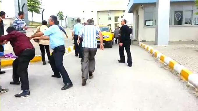 Çocuk gelin cinayetinin ilk duruşmasında kavga !