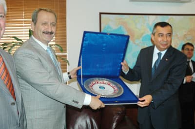 <font face="verdana,geneva" size="2">27 yıl sanayicilik yaptığını anlatan <font color="#cc0000">&Ccedil;ağlayan, s&ouml;zlerine ş&ouml;yle devam etti:</font> &quot;&Uuml;retimi, istihdamı, enerjiyi, ihracatı, sanayiyi, tesis ve teşviği ile fiilen bu işin i&ccedil;inde bulundum. Maalesef ge&ccedil;miş d&ouml;nemlerde &uuml;lkenin ne sağlıklı bir sanayi envanteri vardı, ne de sağlıklı bir sanayileşme stratejisi. Ama bu d&ouml;nem Cumhuriyet tarihinin &ouml;nemli bir a&ccedil;ılımının yapıldığı bir d&ouml;nem olacak. İlk defa 2008 yılında T&uuml;rkiye Cumhuriyeti devleti sanayi envanterini yapıyor. T&uuml;rkiye'de ne kadar sanayi işletmesi var, bunların girdi ve &ccedil;ıktıları nelerdir, ne kadar insan &ccedil;alışıyor, ne kadar enerji harcanıyor, ne t&uuml;ketiliyor, ne kadar KDV &ouml;deniyor, t&uuml;m girdi ve &ccedil;ıktıları dikkate alan bir &ccedil;alışma yapıyoruz.&quot;<br /><br />Bu &ccedil;alışmayı yaparken ticaretin envanterini de yapmış olacaklarını anlatan <font color="#cc0000">&Ccedil;ağlayan, s&ouml;zlerini ş&ouml;yle s&uuml;rd&uuml;rd&uuml;:</font> &quot;Cumhuriyet tarihinde bir ilk olan sanayi stratejisini tesbit ediyoruz. Bu yıl sonuna kadar sanayi stratejisi ve sanayi envanteri bitirilecek. T&uuml;rkiye hangi sekt&ouml;rlerde başarılı olur ve bu sekt&ouml;rlerde T&uuml;rkiye'nin neresi nasıl desteklenmelidir bu tespit edilecek. Bu &ccedil;alışmanın &uuml;&ccedil;&uuml;nc&uuml; aşamasında devrim mahiyetinde yeni bir teşvik sistemi i&ccedil;in &ccedil;alışma yapacağız. Bu teşvik sisteminde iller arası haksız rekabet ortadan kalkacak.&quot;<br /><br /></font>