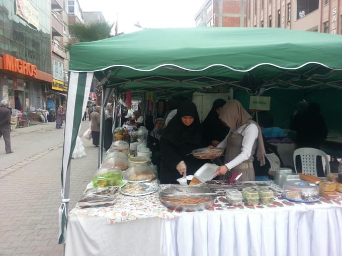 Karasu'da dünyanın dört bir yanına yardım topladılar