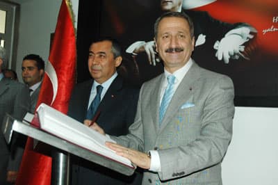 <font face="verdana,geneva" size="2">&Ccedil;ağlayan, Sakarya'da yatırım yapanların cezalandırılmadığı bilakis desteklendiği bir sistem oluşturulması &ccedil;er&ccedil;evesinde bir teşvik politikası uygulayacaklarını s&ouml;yledi. Bu &ccedil;alışmaların sekt&ouml;rel, b&ouml;lgesel ve proje bazında yapılacağını belirten <font color="#cc0000">&Ccedil;ağlayan, şunları s&ouml;yledi:</font> &quot;Bunları yaparken devletimizin t&uuml;m kurumları ile iş birliği i&ccedil;erisinde &ccedil;alışacağız. Benim bakanlığıma bağlı KOSGEB'te 75 bin sanayi işletmesinin veri tabanı da sistemimize girmiş durumda. Bunları oturup masa başında hazırlamak kolay. Ancak bunun yerine bakan olduğum g&uuml;nden itibaren milletvekillerimizin destekleri ile T&uuml;rkiye'yi il il geziyoruz. Ge&ccedil;en sene Cumhuriyet tarihinin en &ouml;nemli &ccedil;alışması yapıldı. Adrese dayalı n&uuml;fus kayıt sistemi yaptık. Şimdi aynı şekilde adrese dayalı bir sanayi envanteri, bir sanayi sistemi, stratejisi oluşturulması kapsamında ziyaretlerde bulunuyoruz.&quot;<br /><br />Sakarya'nın da MR'ını &ccedil;ekmek &uuml;zere geldiklerini dile getiren &Ccedil;ağlayan, ş&ouml;yle konuştu: <font color="#cc0000">&quot;Sakarya'nın sanayide, ticarette ve esnaf kesiminde nelere sahip olduğunu, fırsatları, g&uuml;&ccedil;l&uuml;kleri ve zayıf y&ouml;nlerin ne olduğunu tespit edeceğiz. Sakarya'nın kimlik taramasını yapacağız&quot;</font> <br /><br /></font>