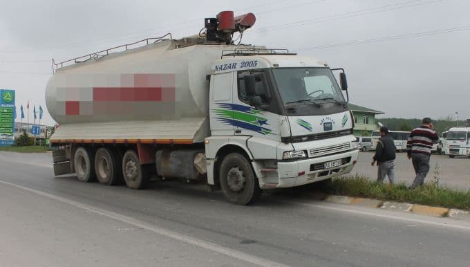 Akyazı'da yem taşıyan kamyon bisiklete çarptı