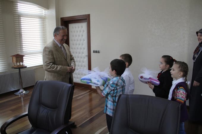 Müftü, eşiyle birlikte minik misafirlerini ağırladı