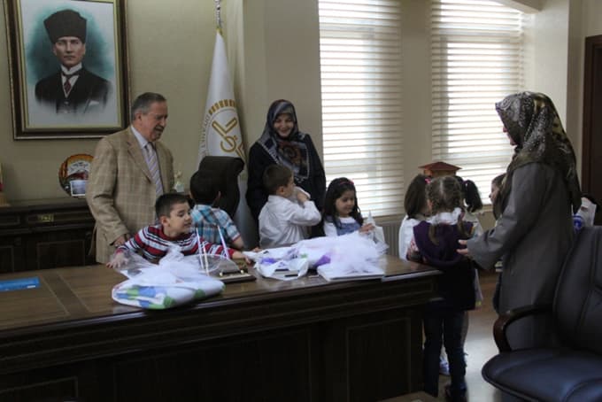 Müftü, eşiyle birlikte minik misafirlerini ağırladı