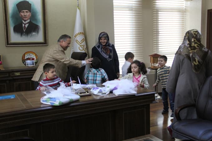 Müftü, eşiyle birlikte minik misafirlerini ağırladı