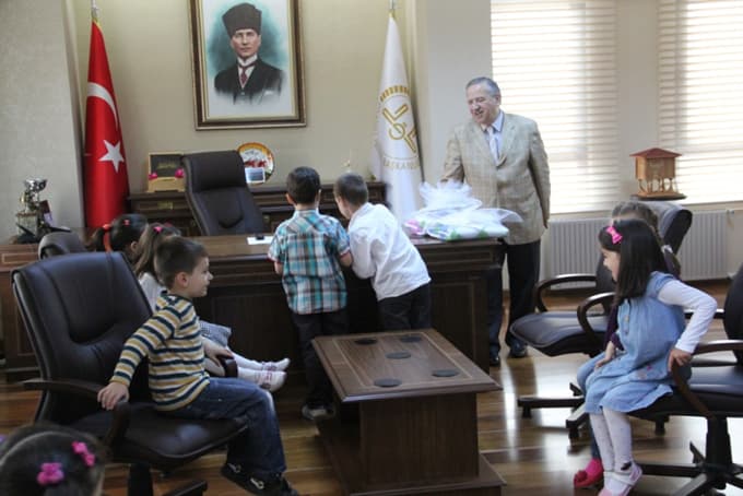 Müftü, eşiyle birlikte minik misafirlerini ağırladı