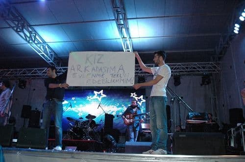 Konserde sahneye çıkan genç, evlenme teklifi yaptı
