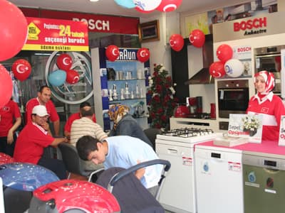 <font face="verdana,geneva" size="2">Rakip g&uuml;&ccedil;l&uuml; ama artık kolay takım yok. &Uuml;stelik artık rakipten korkma devri tarihte kaldı. Onların bizden korkması gereken bir noktaya geldik. <br /><br />Bizim &ccedil;ocukların ayakları daha marifetli, y&uuml;rekleri daha b&uuml;y&uuml;k, zafere inan&ccedil;ları tam. &Uuml;lkelerinin bu galibiyete ne kadar ihtiyacı olduğunu biliyorlar. <br /><br />Yoksa fazla mı y&uuml;k y&uuml;kl&uuml;yoruz sırtlarına. <strong>En iyisi &quot;Bu g&uuml;zel bir oyun&quot; demek.</strong> </font>