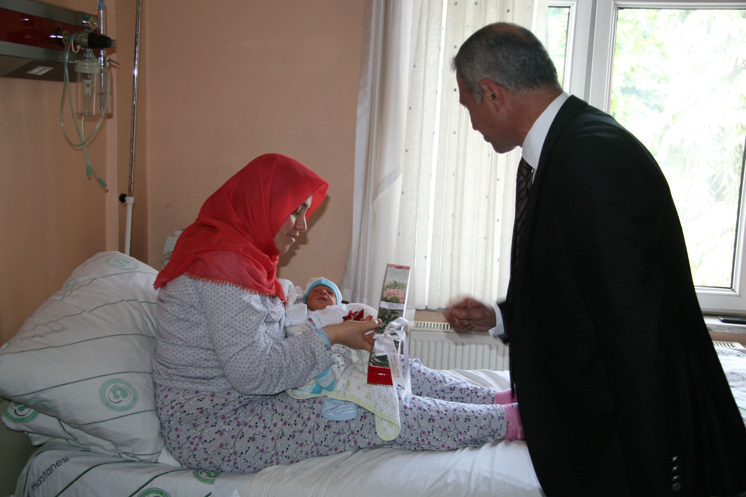 Dişli'den, Doğumevi Hastanesi'nde yatan annelere çiçek