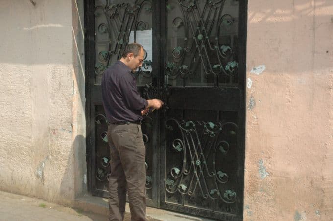Yavru köpek okulda mahsur kaldı