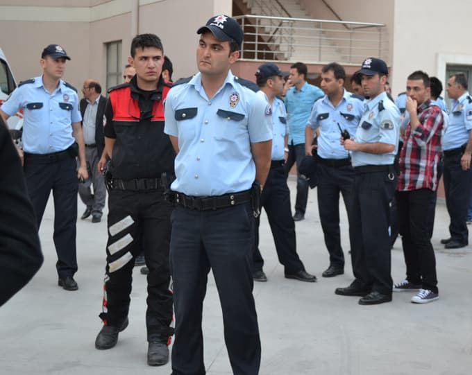 Alkollü sürücü polis memurunu ağır yaraladı