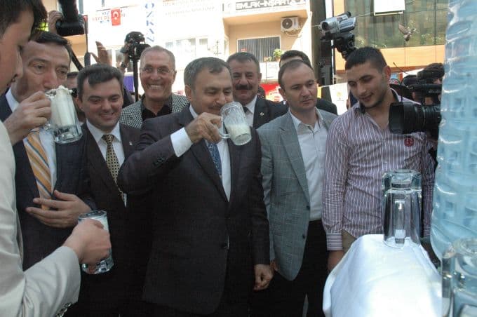 Bakan Eroğlu "Milli İçki'nin" tadına baktı