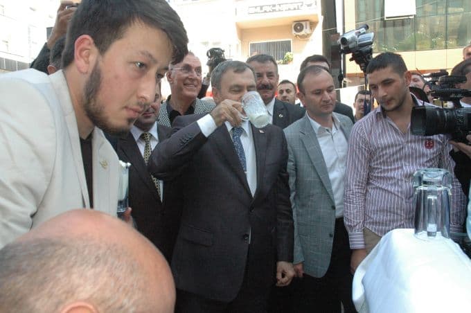 Bakan Eroğlu "Milli İçki'nin" tadına baktı