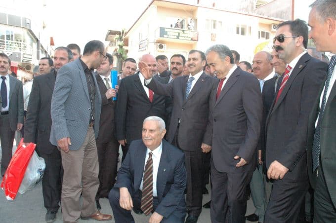 Bakan Eroğlu "Milli İçki'nin" tadına baktı