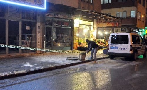 Sokak ortasında üzerine benzin döktüğü kadını yaktı