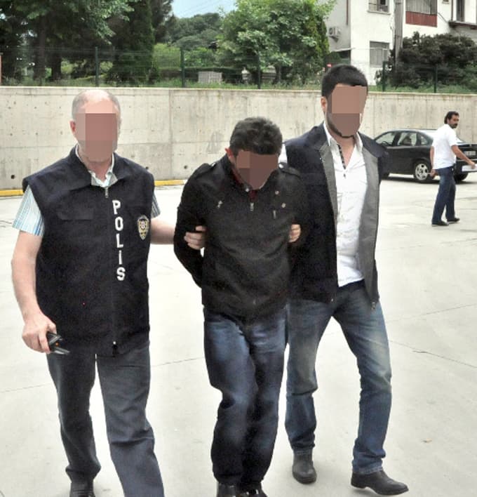 Sokak ortasında üzerine benzin döktüğü kadını yaktı