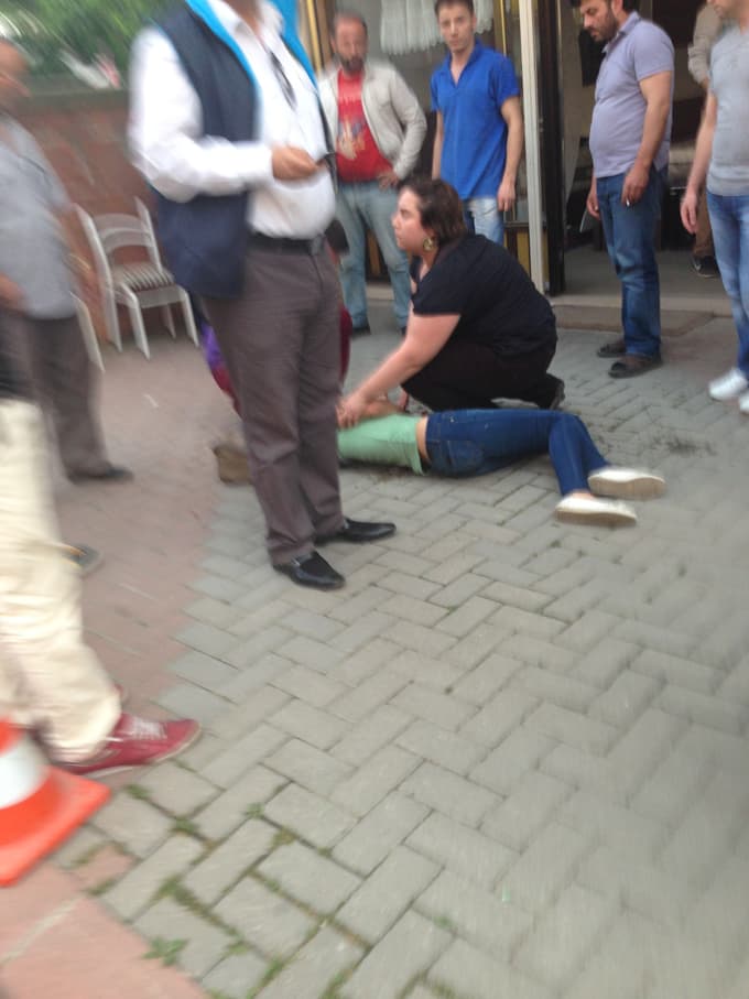 Genç kız, sokak ortasında öldüresiye darp edildi