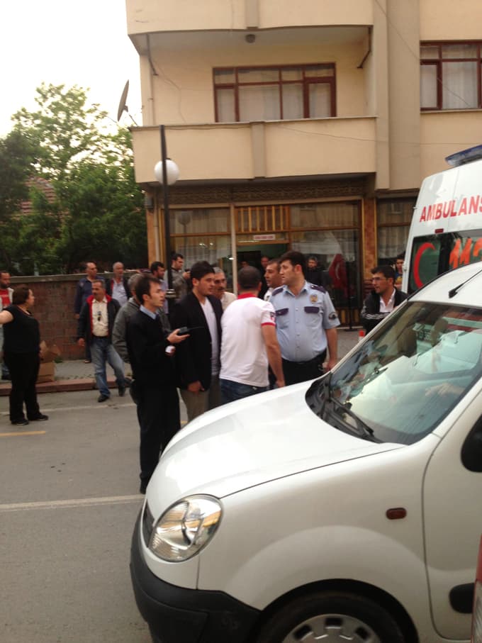 Genç kız, sokak ortasında öldüresiye darp edildi