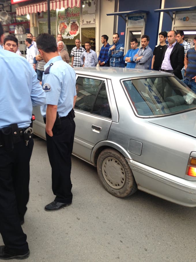 Genç kız, sokak ortasında öldüresiye darp edildi