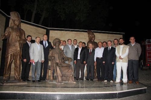 Hendek'teki Yeniçeri Heykeli'ne saldırıp kırdılar