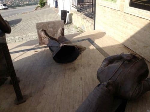Hendek'teki Yeniçeri Heykeli'ne saldırıp kırdılar