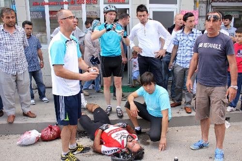 Akyazı'daki bisiklet turunda kaza: 2 yaralı!