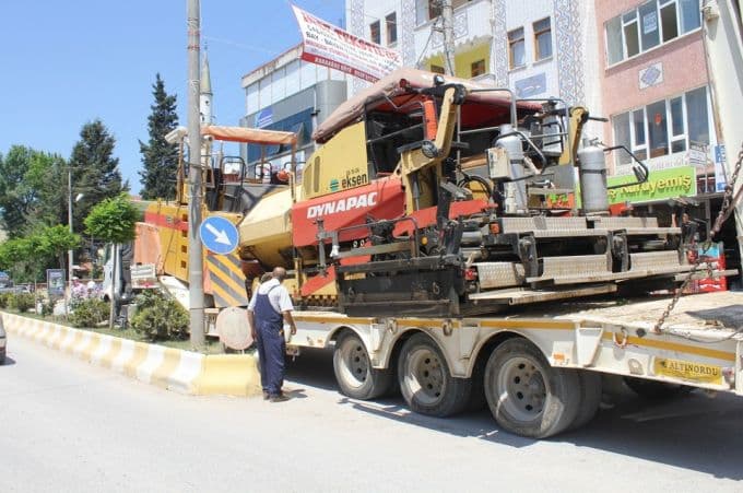 Yol kenarına park eden araçlar trafiği aksattı