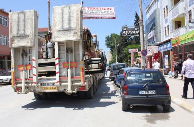 Yol kenarına park eden araçlar trafiği aksattı