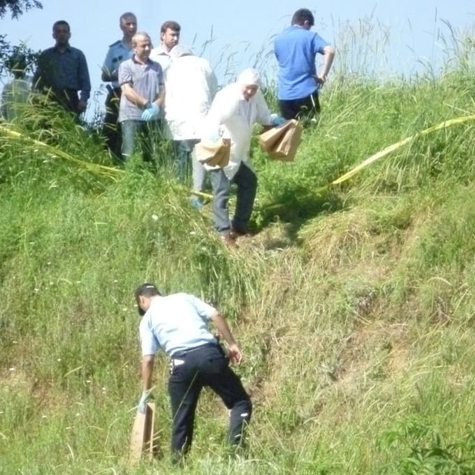 Ormanlık alanda ağaca asılı erkek cesedi bulundu