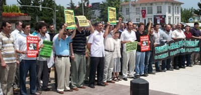 <font face="verdana,geneva" size="2">Sakarya Baş&ouml;rt&uuml;s&uuml; Platformu 145&rsquo;nci Basın A&ccedil;ıklaması<br /></font><font face="verdana,geneva" size="2" color="#cc0000">Halkın lahikası: &ldquo;Yaşasın direniş!&rdquo;<br /><br /></font><font face="verdana,geneva" size="2">&Ccedil;ok uzun s&uuml;redir ağır &ccedil;ekimde yapılan bir darbe d&ouml;nemi yaşıyoruz. Darbelerin bug&uuml;ne kadarki akt&ouml;rleri, bu kez m&uuml;daheleyi yasal kılıf hazırlayarak ger&ccedil;ekleştiriyor. Halka namlular değil, yargı kararları &ccedil;evriliyor. C&uuml;ppelerine apolet takanlar, baş&ouml;rt&uuml;s&uuml;ne karşı cansiperane m&uuml;cadele ediyor. Baro başkanları a&ccedil;ık&ccedil;a darbeleri &ouml;v&uuml;yor ve muhtıraları yere g&ouml;ğe sığdıramıyor. İddianamelerde Ergenekon &uuml;yesi Jitemci yazarın kitapları delil g&ouml;steriliyor. Ve kanunlara haki yeşil kamuflaj giydirenler, b&ouml;ylesi bir durumda dahi<font color="#cc0000"> &ldquo;yargı bağımsızlığından ve tarafsızlığından&rdquo;</font> bahsedebiliyor! Hem her t&uuml;rl&uuml; hakkı ve hukuku ihlal edip, adaleti ayaklara altına alacaklar; hem halka yapılan haksızlıkları meşrulaştıracaklar, hem de kimse ses &ccedil;ıkarmayacak, &ouml;yle mi? <br /><br /></font><font face="verdana,geneva" size="2">Her eleştiri sonrası &ldquo;kurumlar yıpratılıyor&rdquo; diye muhtıravari a&ccedil;ıklamalar yapanlara soruyoruz: Darbe d&ouml;nemlerinde asıl &ouml;rselenen halk değil midir? Fişlemek i&ccedil;in sınırsız yetki istediğiniz halka karşı bu d&uuml;şmanca tutumu daha ne kadar s&uuml;rd&uuml;rebileceksiniz?</font> <p align="left"><font face="verdana,geneva" size="2"></font></p><p align="left"><font face="verdana,geneva" size="2">Evet, halkı yok sayan, iktidarlarını devam ettirmek i&ccedil;in en ilkel ve kaba y&ouml;ntemleri uygulamaktan &ccedil;ekinmeyen silahlı b&uuml;rokrasi bir kez daha deşifre oldu. Halka yapılmaya &ccedil;alışılan operasyonun ismi &ldquo;Eyl&uuml;l 2007 tarihli harekat, EK-A, Lahika-1&rdquo;.<br /><br /></font></p>