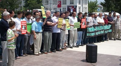 <font face="verdana,geneva" size="2">Yeni bir malumun ilamı daha&hellip; İşte deşifre olan operasyondan bazı b&ouml;l&uuml;mler&hellip;</font> <br /><br /><font face="verdana,geneva" size="2">&ldquo;Kamuoyu oluşturma g&uuml;c&uuml;ne sahip bulunan &uuml;niversiteler, &uuml;st yargı organları başkanları, basın mensupları, sanat&ccedil;ılarla temasın muhafaza edilmesi suretiyle, bu kişilerin TSK ile aynı paralelde hareket etmelerinin sağlanması. Temas i&ccedil;in uygun zemin/fırsatlar oluşturulacak, bu maksatla iş yemeği adı altında toplantıların yapılması da d&uuml;ş&uuml;n&uuml;lecektir. Haberlerin hazırlanması, medya organları ile s&uuml;rekli iletişim halinde olunması ve medyada amacı ger&ccedil;ekleştirecek şekilde yer almasını sağlamak i&ccedil;in profesyonel destek alınmalıdır. Bu bağlamda TSK'nin temel değerlerini savunan ve koruyan niteliklere sahip sivil personelden oluşan bir kadro ile s&ouml;zleşme yapılmalıdır. &quot;Uygun ST&Ouml;'ler ile iletişim ve işbirliği imkanlarının geliştirilmesi. Kurumun risk altına girmemesi i&ccedil;in &quot;g&uuml;venilir kişiler&quot; &uuml;zerinden &quot;dolaylı&quot; ve &quot;&ouml;rt&uuml;l&uuml;&quot; olarak kullanılacaktır. Tam kontroll&uuml; ST&Ouml;'ler yerine &quot;etki edilen ve harekete ge&ccedil;irilebilen&quot; ST&Ouml;'ler kullanılacaktır. TSK ile kurumsal iletişim i&ccedil;indeki ST&Ouml;'ler bu tarz faaliyetlerde a&ccedil;ık olarak kullanılmayacaktır. Tam kontroll&uuml; ST&Ouml;'lerden elde edilen verimin d&uuml;ş&uuml;k olması nedeniyle bu tarz ST&Ouml;'ler kullanılmayacaktır. Faaliyetlerin maliyetlerinin karşılanmasına ihtiya&ccedil; vardır. Hedef kitle olarak tanımlanan siyasi ve etnik gruplarda ayrışmayı desteklemek ve birliği bozmak maksadıyla bu grup i&ccedil;indeki bazı kişilerle iletişim kurulacak, hedef kitlenin g&uuml;c&uuml; azaltılarak TSK'yı yıpratma &ccedil;abaları etkisiz kılınacaktır. Gruplar i&ccedil;indeki uygun kimseler tespit edilecek ve uygun ortam oluşturulması durumunda bunlarla irtibat sağlanacaktır. Genel Kurmay Harekat Başkanlığı işlem makamı olacaktır.&rdquo;</font> <p align="left"><font face="verdana,geneva" size="2"></font></p>