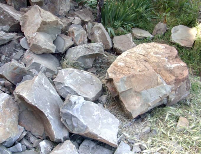 Taraklı'da yaşlı adamın evine kaya parçaları yağdı