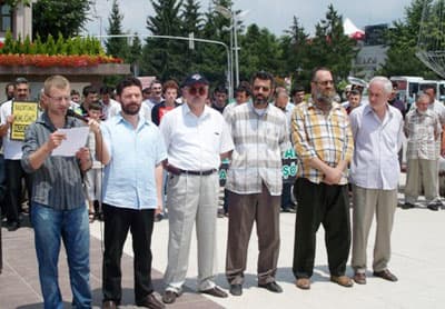 <p align="left"><font face="verdana,geneva" size="2">Okulların nasıl d&uuml;ş&uuml;k yoğunluklu kışlalara d&ouml;n&uuml;şt&uuml;r&uuml;lmek istendiğinin farkındayız. Milli G&uuml;venlik dersleri bahanesiyle &uuml;niformaların girdiği okullarda ergenler &uuml;zerinde yapılan psikolojik operasyonları. &Ouml;ğrenci Se&ccedil;me Sınavları&rsquo;nda baş&ouml;rt&uuml;l&uuml; &ouml;ğrencilerin nasıl geri &ccedil;evrildiğini, &uuml;niversitelerde sınava baş&ouml;rt&uuml;l&uuml; girebilen &ouml;ğrencilerin sınavlarının nasıl iptal edildiğini ve anaların baş&ouml;rt&uuml;lerinden &ouml;t&uuml;r&uuml; nasıl aşağılandıklarını, velhasıl halkın dini anlayışıyla ve &ouml;zelde İslamla nasıl bir kavga i&ccedil;inde olunduğunu g&ouml;r&uuml;yoruz, unutmuyoruz ve affetmiyoruz!</font></p><p align="left"><font face="verdana,geneva" size="2"></font></p><p align="left"><font face="verdana,geneva" size="2">T&uuml;m toz dumanın i&ccedil;inde filmin yeniden başa sarıldığını ve yeni bir anayasa yapılırsa memleketin g&uuml;ll&uuml;k g&uuml;listanlık olacağına ilişkin ham hayallerin tekrar konuşulmaya başladığını g&ouml;r&uuml;yoruz.</font></p><p align="left"><font face="verdana,geneva" size="2">Sistemi insanlar a&ccedil;ısında yaşanılmaz kılan &ccedil;elişkiler bu kadar netken, birilerinin de d&ouml;n&uuml;p dolaşıp &ldquo;yeni bir anayasa yapalım&rdquo;a sıkıştırılan arayışları, asıl sorunun etrafında dolaşan demagojiden başka bir şey değildir.</font></p><p align="left"><font face="verdana,geneva" size="2" color="#cc0000">Yeni bir anayasadan bahsedenler &ouml;nce 12 Eyl&uuml;l&rsquo;le hesaplaşmalıdırlar.</font></p><p align="left"><font face="verdana,geneva" size="2"></font></p><p align="left"><font face="verdana,geneva" size="2">Kutsallaştırılan &ldquo;Kemalizm&rdquo;, demoklesin kılıcı gibi halkın tepesinde sallanırken kim hangi sivil anayasadan bahsedebilir. Siyaset yaptığını s&ouml;yleyenlere ve majestelerinin entelekt&uuml;ellerine s&ouml;yleyebileceğimiz tek bir şey var; &ldquo;d&uuml;r&uuml;st ve ciddi olun&rdquo;. </font></p><p align="left"><font face="verdana,geneva" size="2"></font></p><p align="left"><font face="verdana,geneva" size="2">Bir kelam da M&uuml;sl&uuml;man kamuoyuna s&ouml;ylemek istiyoruz: Size diz &ccedil;&ouml;kt&uuml;rmek isteyenlere karşı ne zaman ayağa kalkacaksınız, ger&ccedil;ek ve acıtıcı sorunlar karşısında ne zaman sahici m&uuml;cadeleler vereceksiniz. Baş&ouml;rt&uuml;s&uuml;n&uuml; yasaklayanların aslında neyi yasakladıklarını bilerek g&ouml;sterdikleri kadar olsun bir basireti ne zaman g&ouml;stereceksiniz? Ne zaman kocaman laflar etmeyi bırakıp k&uuml;&ccedil;&uuml;k ama sahici tavırları direniş hattına ekleyebilmenin cehdinde olacaksınız?</font></p><p align="left"><font face="verdana,geneva" size="2"></font></p><p align="left"><font face="verdana,geneva" size="2">Direniş karşısında binlerce mazeretin arkasına saklananlara da şu hatırlatmayı bir bor&ccedil; biliyoruz: İslam hayatın b&uuml;t&uuml;n&uuml;n&uuml; kuşatır ve fakat burnunun ucunu dahi g&ouml;remeyenler hayat tarafından kuşatılmaya mahkumdurlar.</font></p><p align="left"><font face="verdana,geneva" size="2"></font></p><p align="left"><font face="verdana,geneva" size="2">Bizler Sakarya Adalet Girişimi Baş&ouml;rt&uuml;s&uuml; Platformu olarak bundan sonra da g&uuml;c&uuml;; egemenlerin yanında değil, Alemlerin Rabbinin yanında arayanların platformu olmaya, postalların değil halkın yanında durmaya devam edeceğiz.</font></p><p align="left"><font face="verdana,geneva" size="2"></font></p><p align="left"><font face="verdana,geneva" size="2">Tevhidi mesajın aydınlattığı yolda adalet y&uuml;r&uuml;y&uuml;ş&uuml;m&uuml;z devam ediyor... Herkesi zulme karşı adalet m&uuml;cadelesinde saf tutmaya &ccedil;ağırıyoruz. </font></p><p align="left"><font face="verdana,geneva" size="2"></font></p><strong><p align="left"><font face="verdana,geneva" size="2">Sakarya Adalet Girişim Baş&ouml;rt&uuml;s&uuml; Platformu</font></p><p align="left"><font face="verdana,geneva" size="2"></font></p><p align="left"><a href="http://www.basortusuplatformlari.org/"><font face="verdana,geneva" size="2">www.basortusuplatformlari.org</font></a><font face="verdana,geneva" size="2"> </font></p></strong>