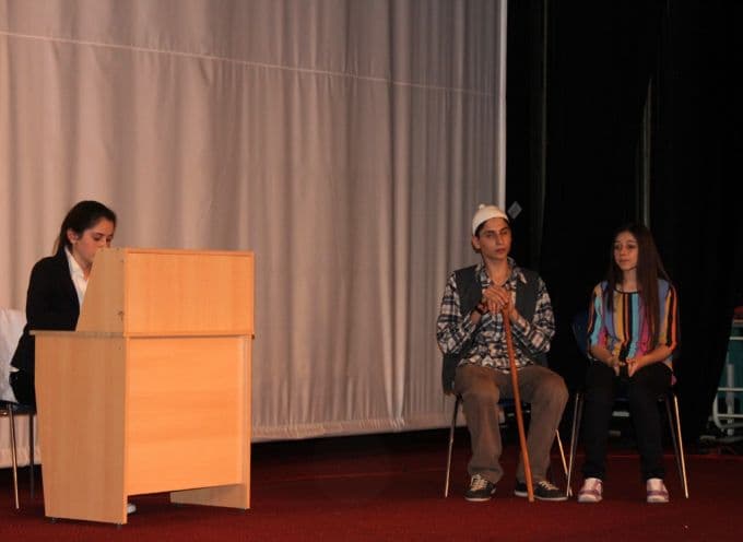Liseli öğrenciler marifetlerini tiyatroda sergiliyor
