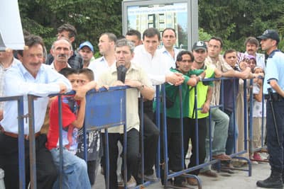 <font face="verdana,geneva" size="2">Ahmet Akko&ccedil; İlk&ouml;ğretim Okulu &ouml;ğrencisi <font color="#cc0000">&Ouml;zlem Arda &Ccedil;akar'ın (8) okuduğu 'And İ&ccedil;erim' isimli şiir t&ouml;reni izleyenlerden b&uuml;y&uuml;k alkış alırken, </font>daha sonra bir konuşma yapan Adapazarı Belediye Başkanı S&uuml;leyman Dişli, Adapazarı'nın d&uuml;şman işgalinden kurtulmasını sağlayan başta Mustafa Kemal Atat&uuml;rk olmak &uuml;zere t&uuml;m kahramanları minnetle andıklarını ifade ederek, <font color="#cc0000">&quot;Atalarımızdan bizlere miras kalan g&uuml;zel Adapazarı'nı bizler de daha g&uuml;zel bir şekilde gelecek nesillere teslim edeceğiz&quot;</font> diye konuştu.<br /><br />Ahmet Akko&ccedil; İlk&ouml;ğretim <font color="#cc0000">Okulu &ouml;ğrencisi Şule Acar'ın okuduğu 'Sakarya T&uuml;rk&uuml;s&uuml;' isimli şiirin ardından d&uuml;zenlenen t&ouml;ren ge&ccedil;işi protokol ve vatandaşlar tarafından coşkuyla karşılandı.</font> &Ouml;ğrenci ve k&uuml;&ccedil;&uuml;k sporcuların ge&ccedil;işinin ardından Sakarya B&uuml;y&uuml;kşehir Belediye bandosunun yerini Askeri Bandoya bırakmasıyla başlayan askeri ge&ccedil;iş t&ouml;reninde son sistem askeri ve silahlı ara&ccedil;lar yer aldı.<br /></font>