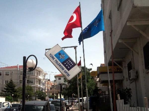 Şiddetli fırtına, Kaynarca'da ağaçları devirdi