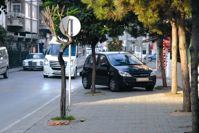 Zabıta Daire Başkanı, "Kaldırımlar yayalar içindir"