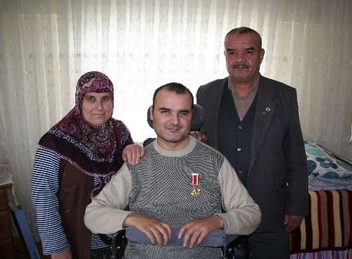 Çatışmada felç olan oğluna 12 yıldır gözü gibi bakıyor