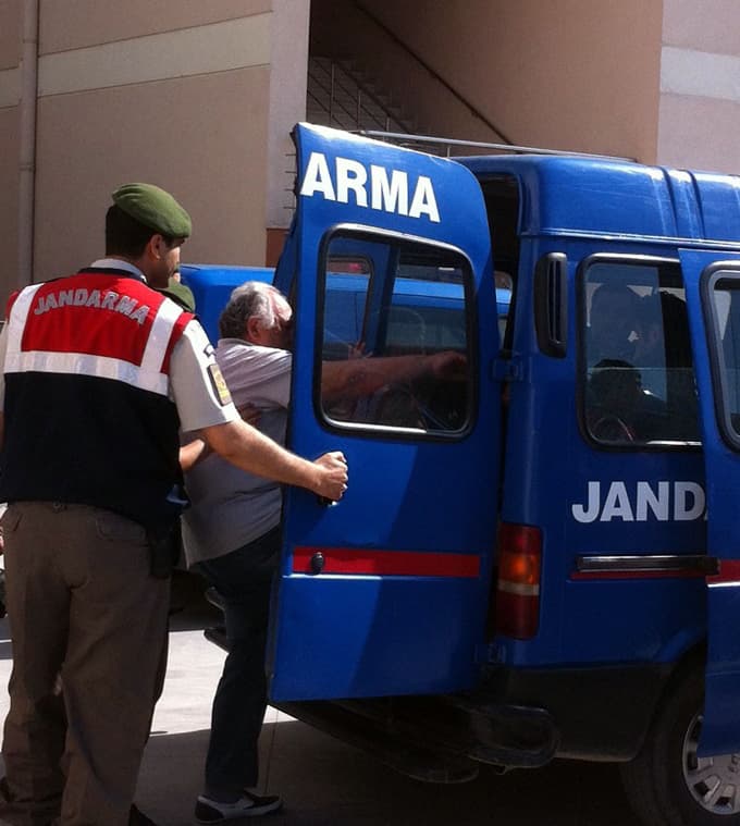 Ağız ve Diş Sağlığı Hastanesi'ne operasyon: 13 gözaltı